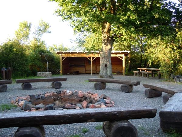 Grillplatz Auf Brüderstein mit Hütte, Feuerstelle und Sitzbänken